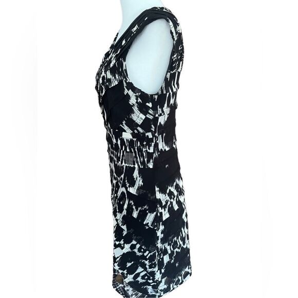 Adrianna Papell black/cream layered net sleeveless v neck dress, lined, size 6. - Picture 6 of 9